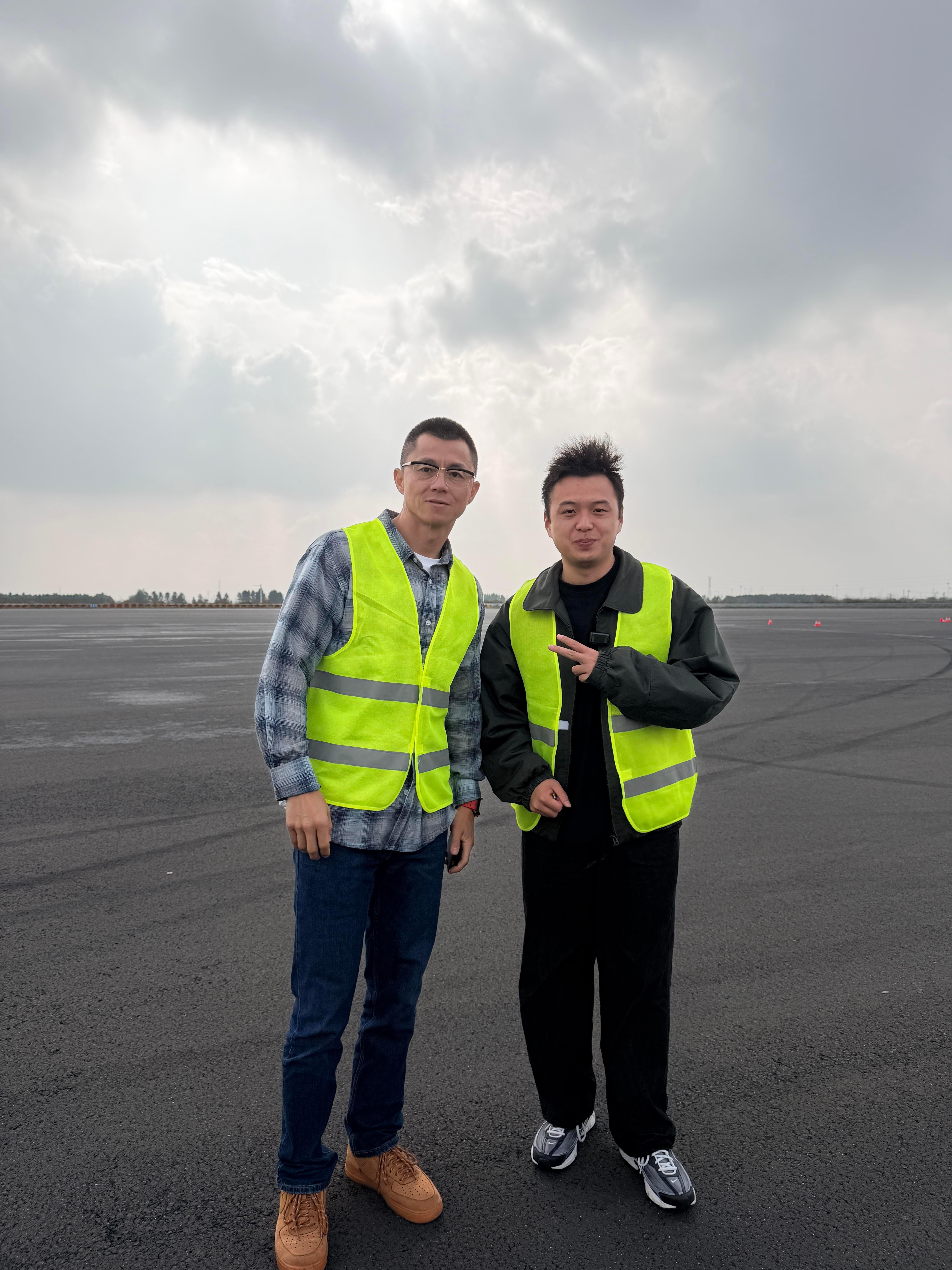 这你受得了吗[doge]咱也是和震哥合上影了​​​