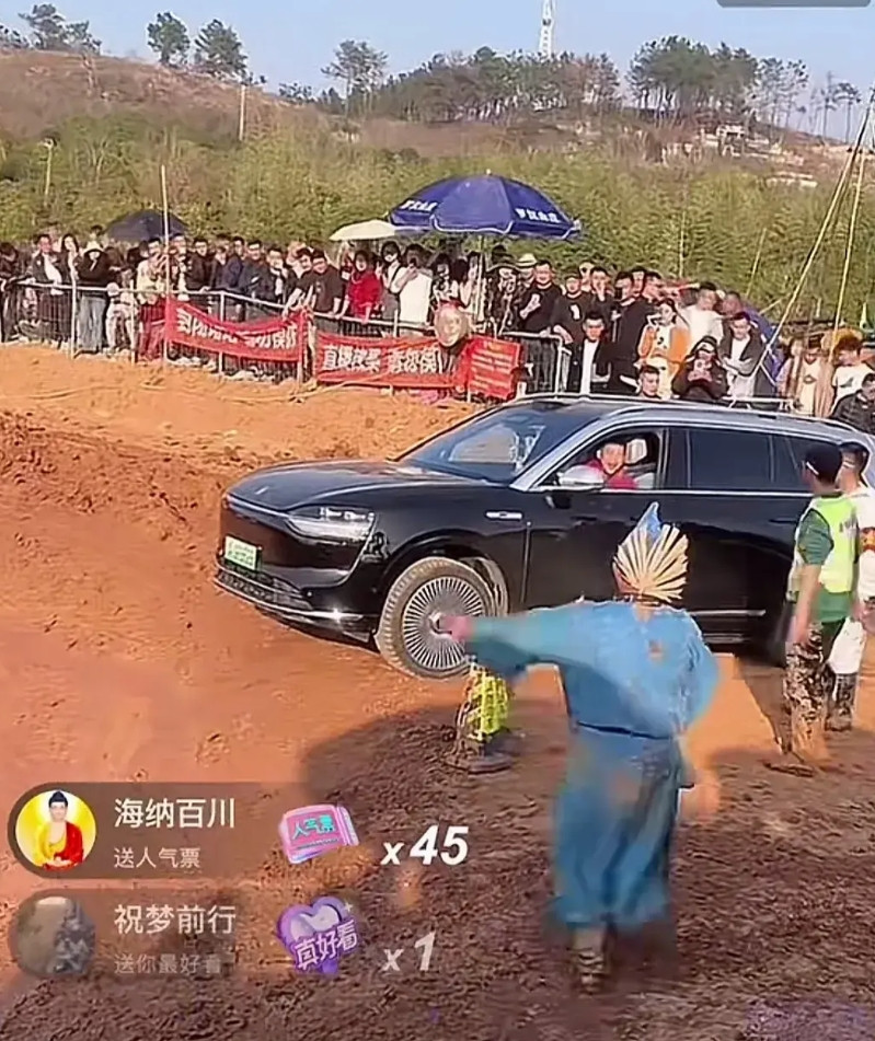 问界M9车主这是多自信啊别人越野玩泥坑都是一圈一圈的助跑然后冲上来，他下去直接