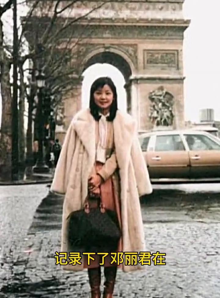 这张极其珍贵的照片记录下了邓丽君在法国凯旋门前的动人瞬间。这套内搭是衬衫和复古红