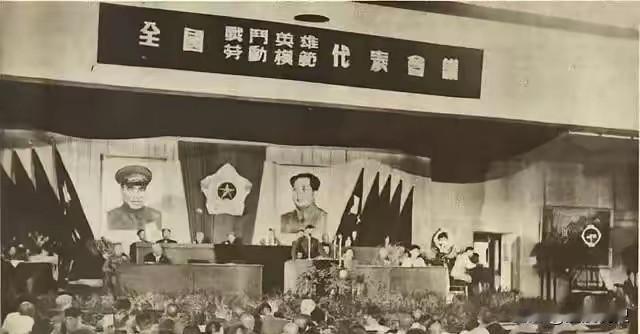 1950年，68名战斗英雄参加完表彰大会，在下火车时，却遭到200多名土匪的袭击
