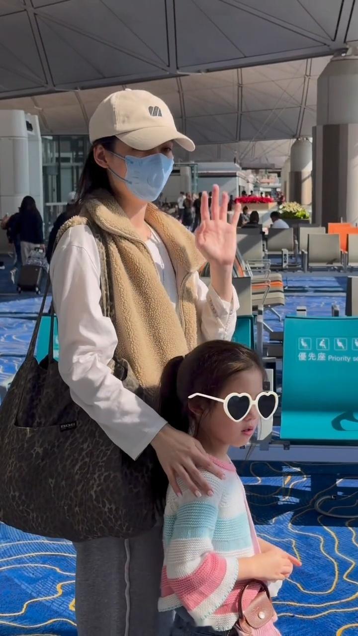 郭碧婷带女儿送机向佐郭碧婷女儿送机向佐时哭了郭碧婷带女儿送机向佐，好温馨