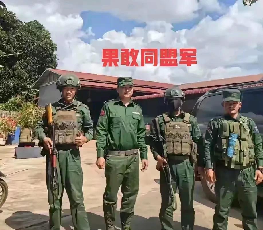 缅北消息！6月16日，有4名同盟军士兵与4名掸邦青年当街打架。这件事情发生在登尼