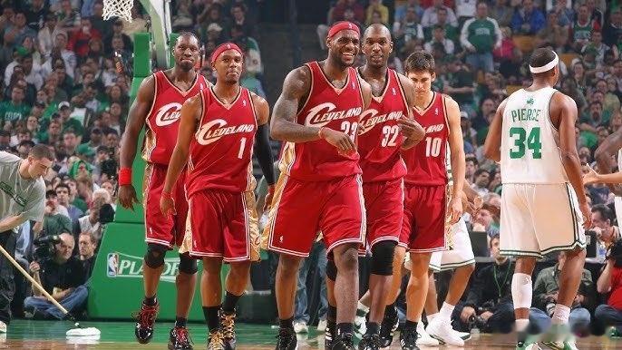 詹姆斯22岁时，勒布朗被要求扛起球队30岁时，勒布朗被要求扛起球队33岁时，勒