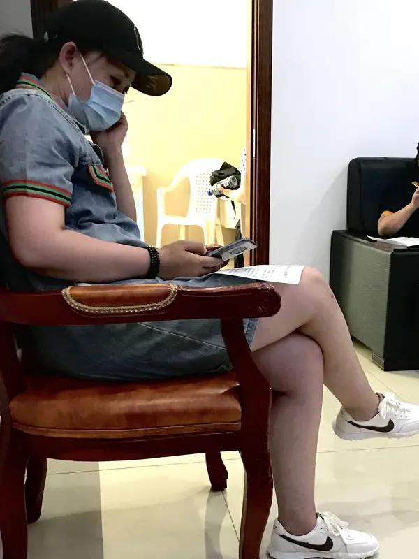 沈女士举报铁路工作人员站台抽烟这事，真是引发了一场大争议。铁路人员站台吸烟，提