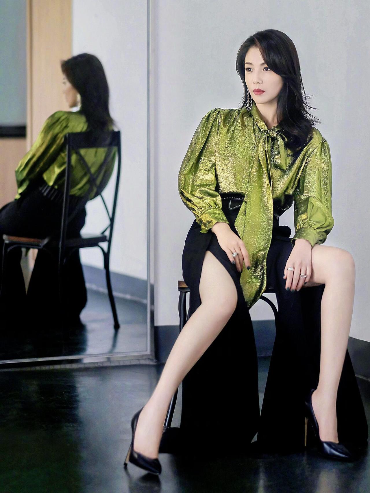 刘涛姐，好知性的坐姿！刘涛气质高级感气质比年龄重要气质氛围感