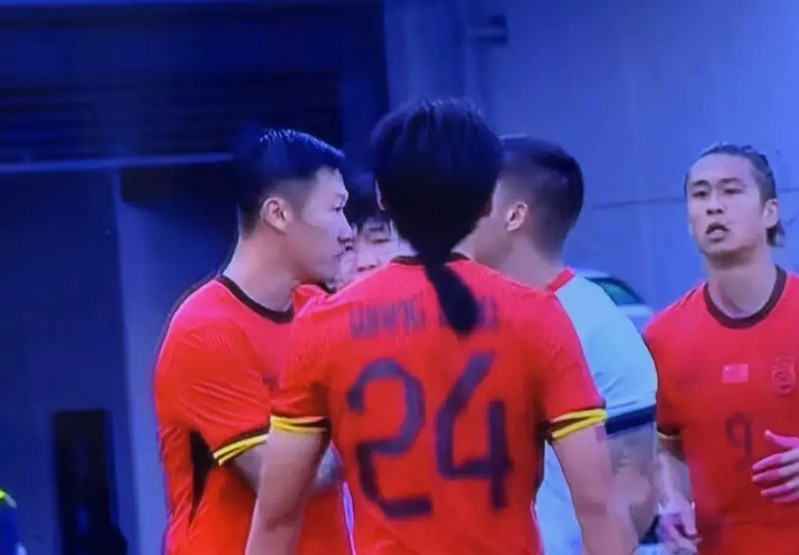 国足与香港队发生冲突，网上对国足队一片讨伐声。奇了怪了，明明是香港队不尊重国足