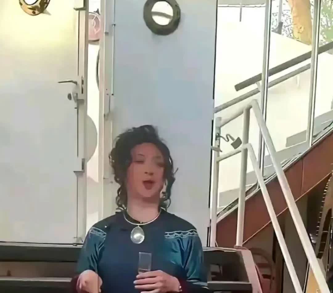 好久没有看到金星的消息了，今天突然被这两张照片震惊了。说这是金星在国外的
