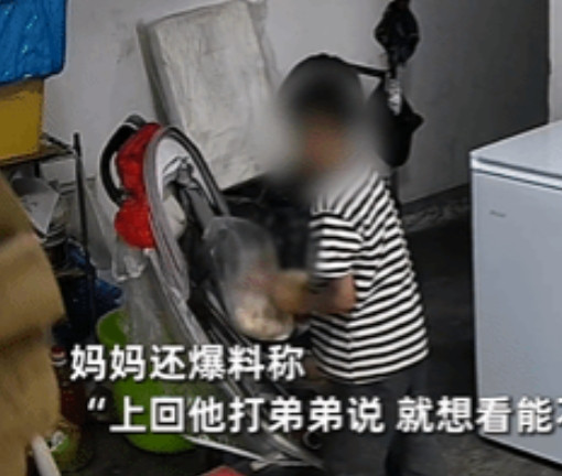 “气到发抖”！江苏，哥哥在家里扔塑料袋，塑料袋掉在地上弟弟被逗笑，没想到哥哥捡起