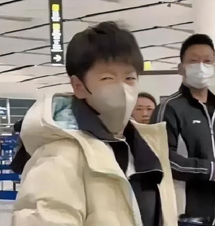 要是不说，都看不出来这是孙颖莎了。这么瘦了，不像是休假啊，怎么和参加荒野求生一样