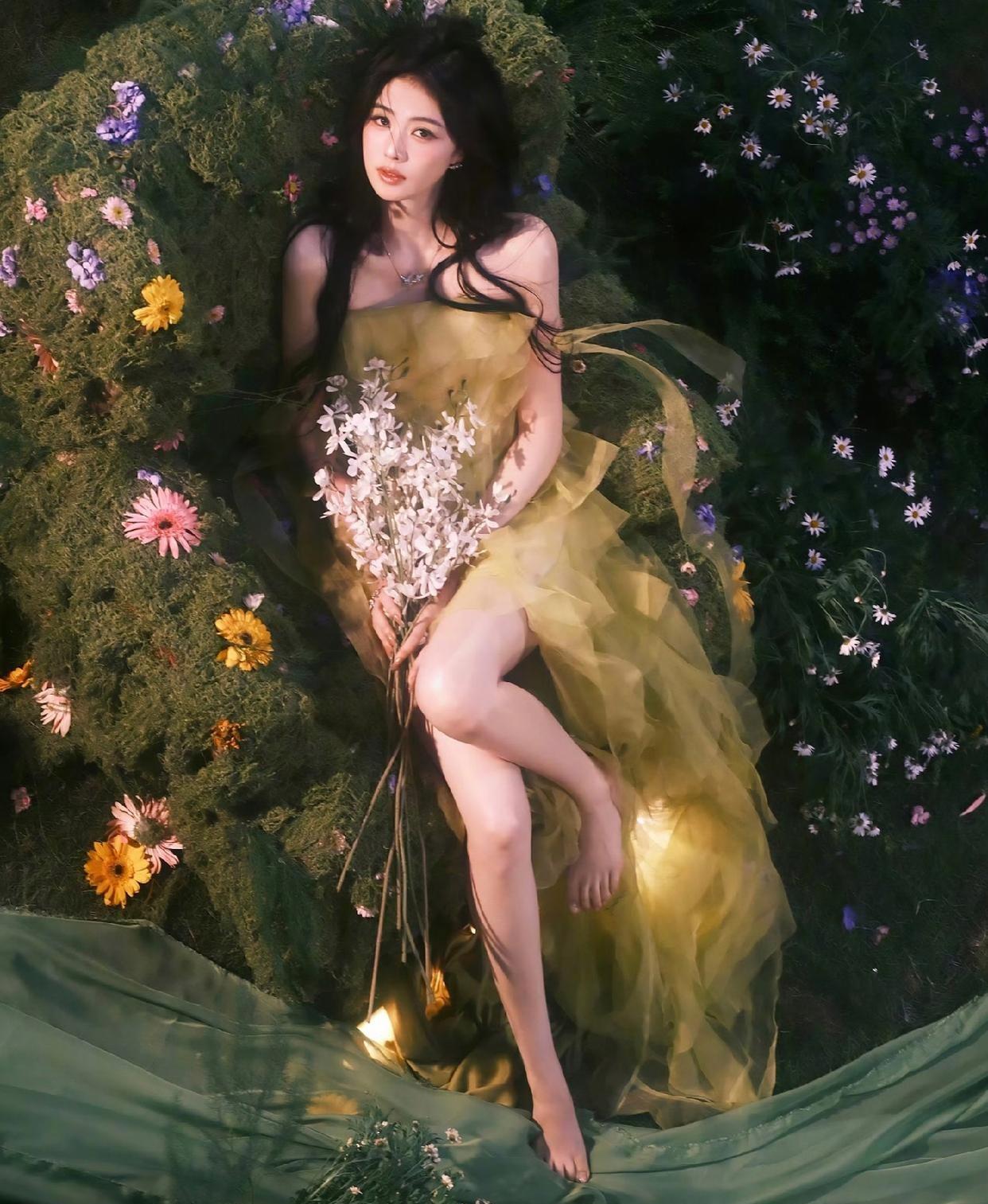 白鹿写真，性感妩媚，美腿迷人[赞][赞]娱乐性