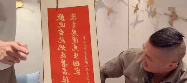 大陆知名政论主播独夫之心，昨天晚上跟“馆长”面对面进行了一场直播，他别出心裁的给