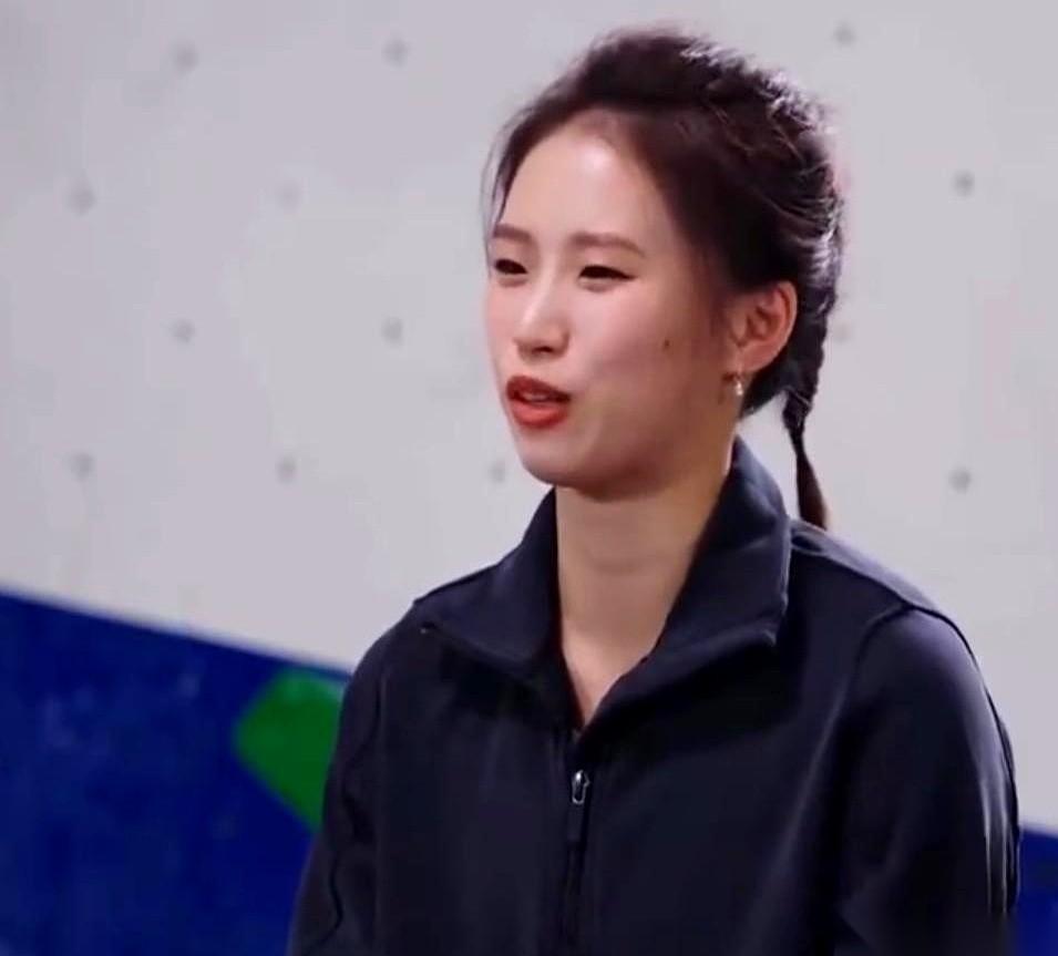 决赛前一晚，手机亮了。一条陌生短信，上面清清楚楚，是你的身份证号和手机号。就