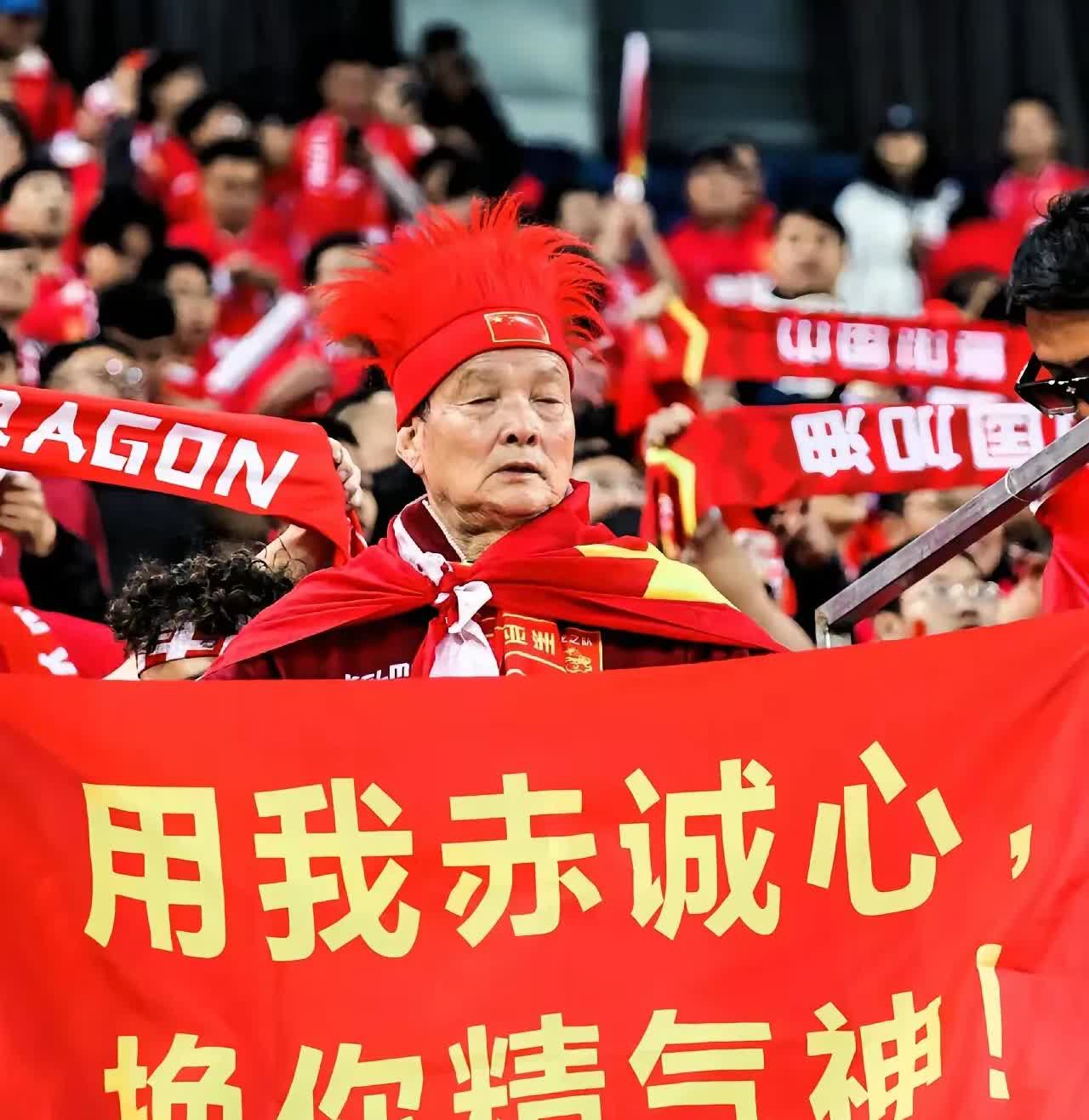 “最后一棵稻草压弯。”昨晚足协连夜发了通报：谁要是侮辱国足队员人格，一律按《职业