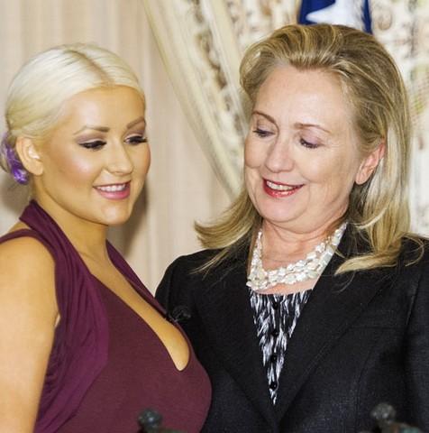 有些女人美丽到连女人都会多看几眼，更何况男人。希拉里身旁这女子模样不错，希拉里不