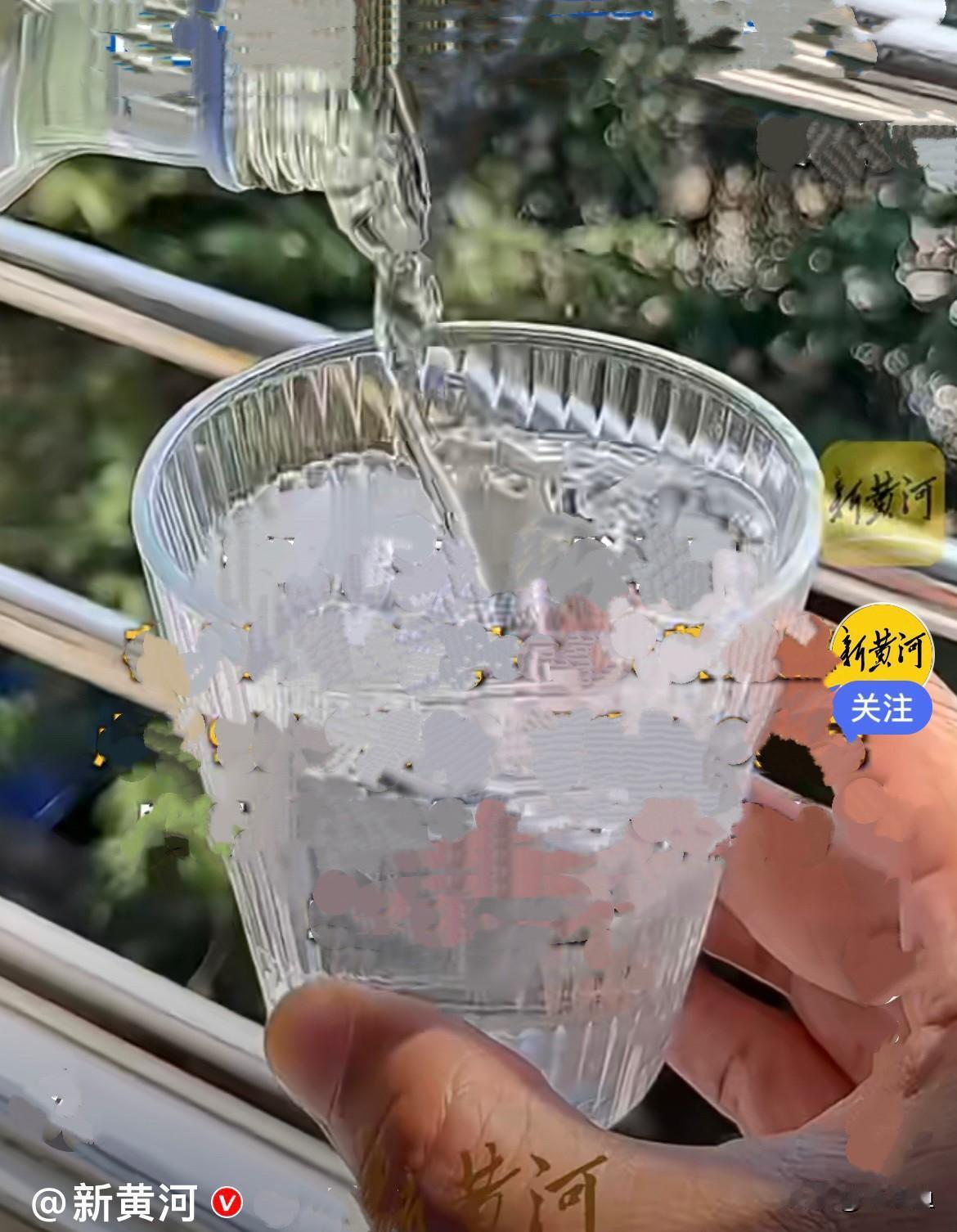 近日，一位网友在上海某餐厅消费，席间点了9瓶矿泉水，结账一看账单直接愣住：621