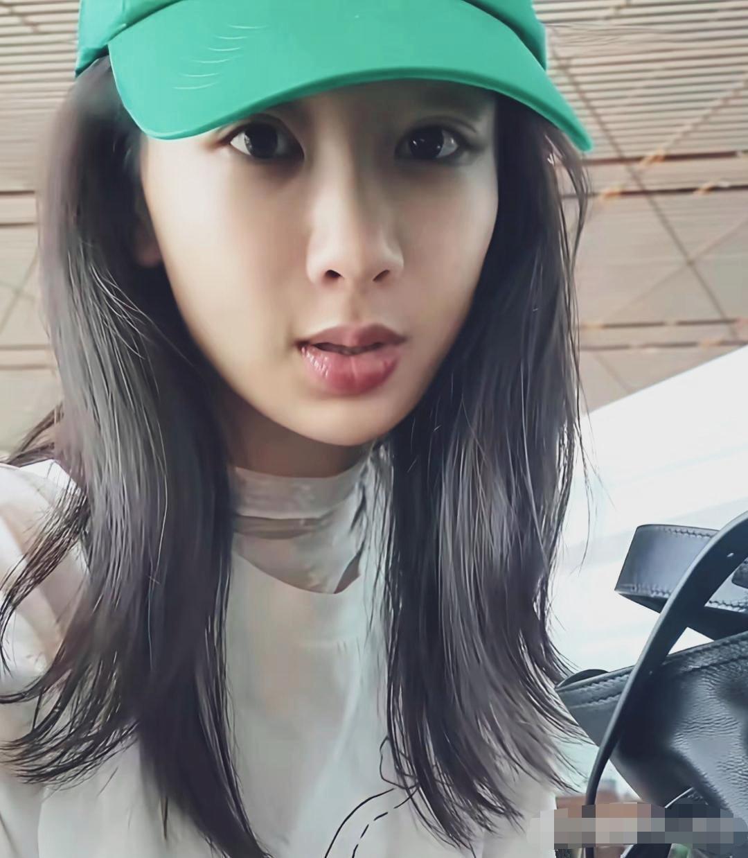 素颜出镜的杨紫，皮肤状态不错，五官立体，比电视上好看！