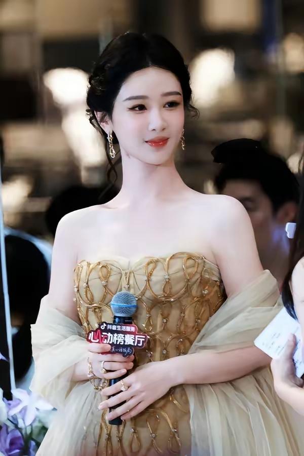 杨紫现在是真正称得上的大美女了。以前的杨紫样貌平平无奇，长的没什么可圈可点的，现