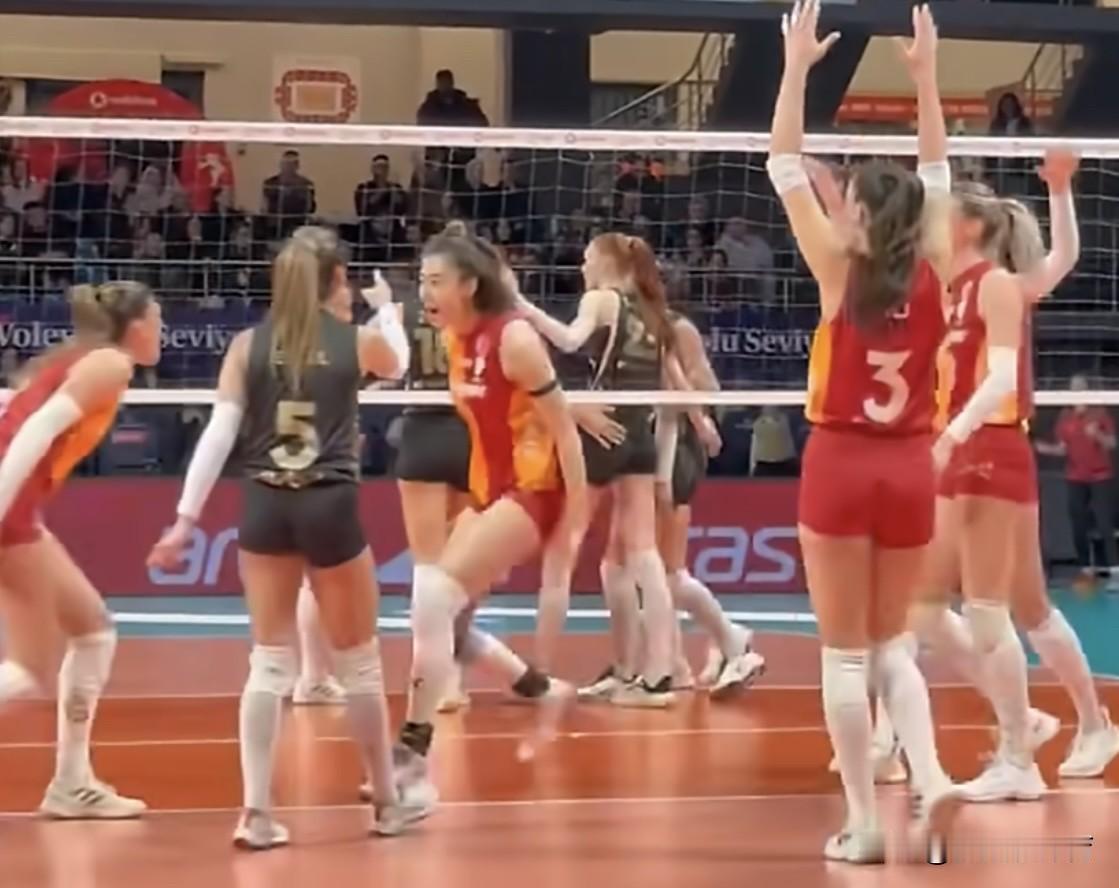 王媛媛成了加拉塔萨雷俱乐部的大腿，16扣6中2拦，全队第二高分，尽管没能赢瓦基弗