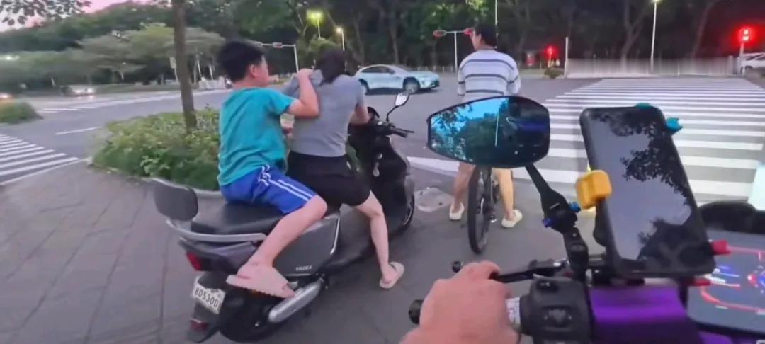 被自己一把屎一把尿养大的孩子打，每个妈妈都会心寒吧。但是具体原因，我觉得作为家长