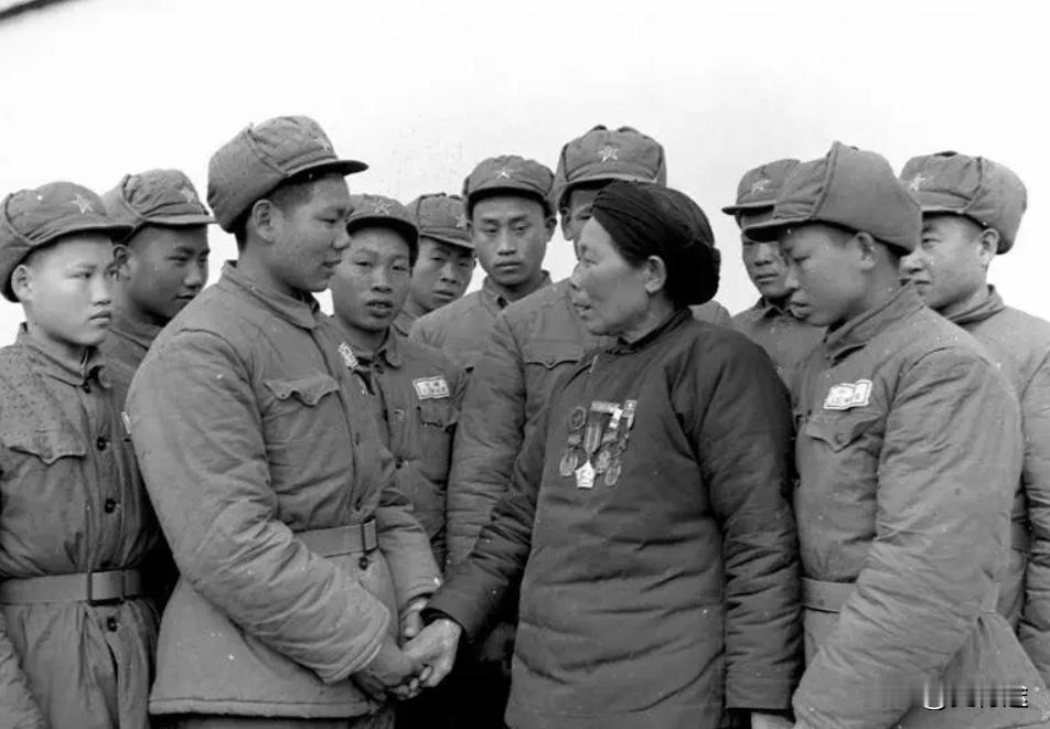 1958年，志愿军撤军前，黄继光弟弟当逃兵被抓回，他含泪承认：黄继光是我哥。