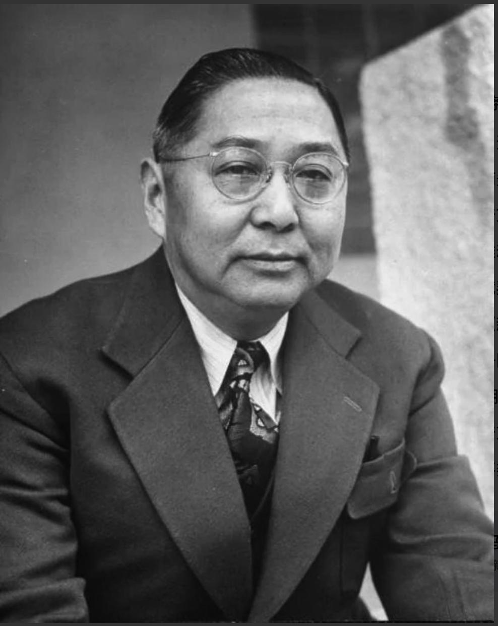 1965年，74岁老人颤颤巍巍走下飞机，2000人夹道欢迎，蒋经国亲自搀扶，老人