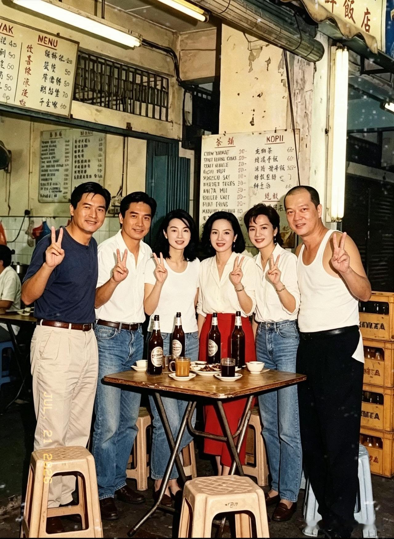 九十年代香港明华海鲜大排档，港圈黄金时代难得的神仙同框。从左至右依次是周润发、