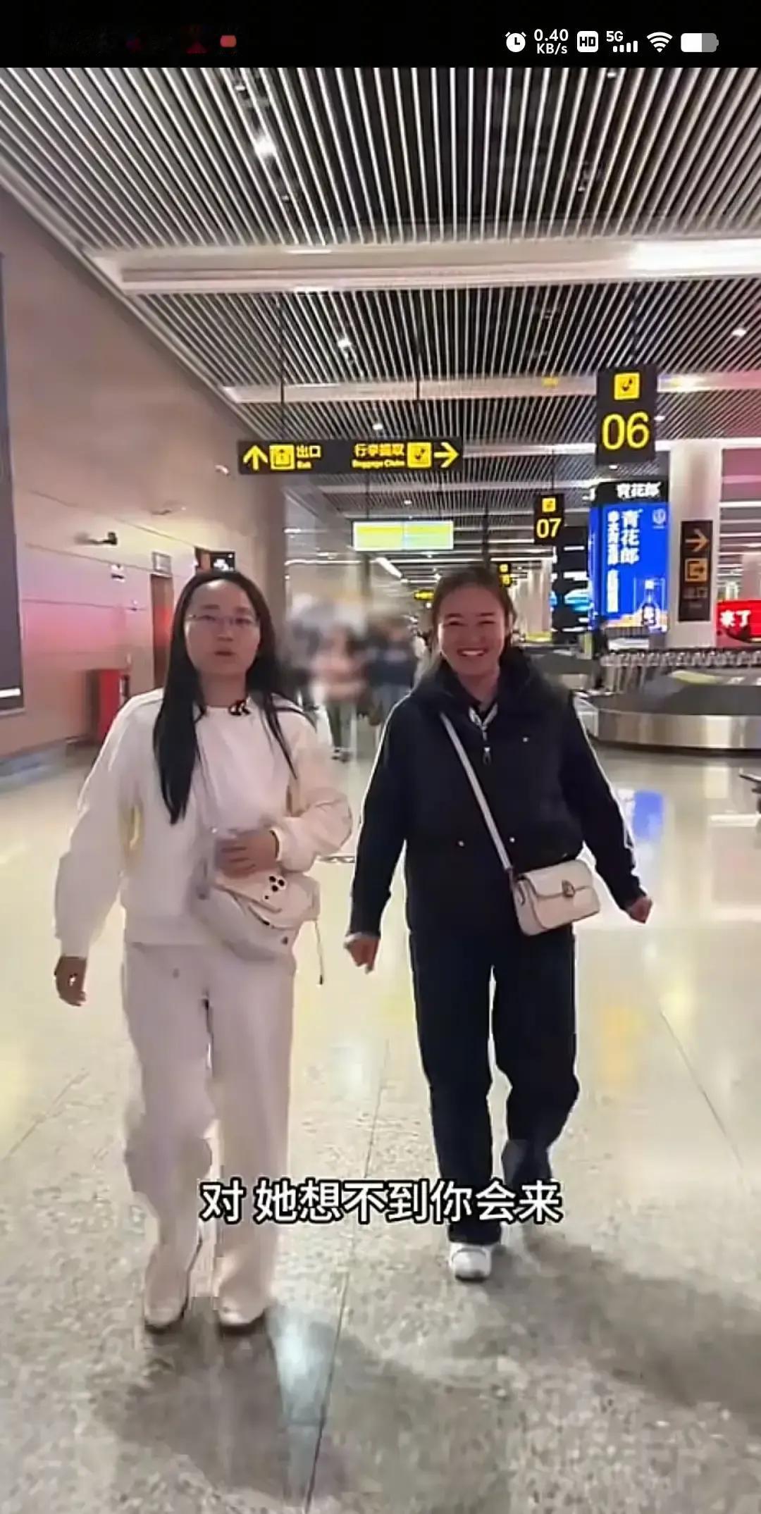 小凤给保姆订海南双人游加体检套餐，却一年只去看亲妈一次，连晚饭都没留。网友扒出