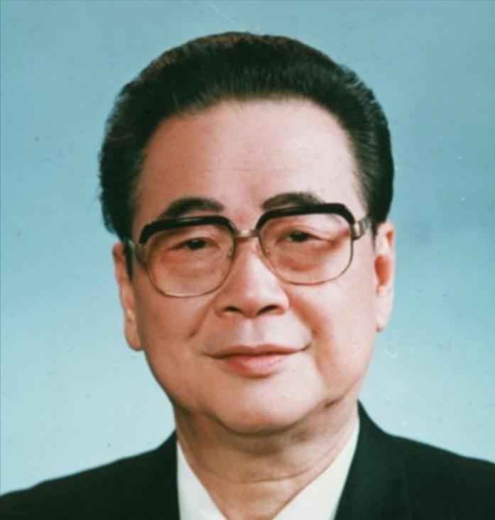 1992年7月18日中午12时15分，天津海河两岸的船只齐声拉响汽笛，送别一位伟