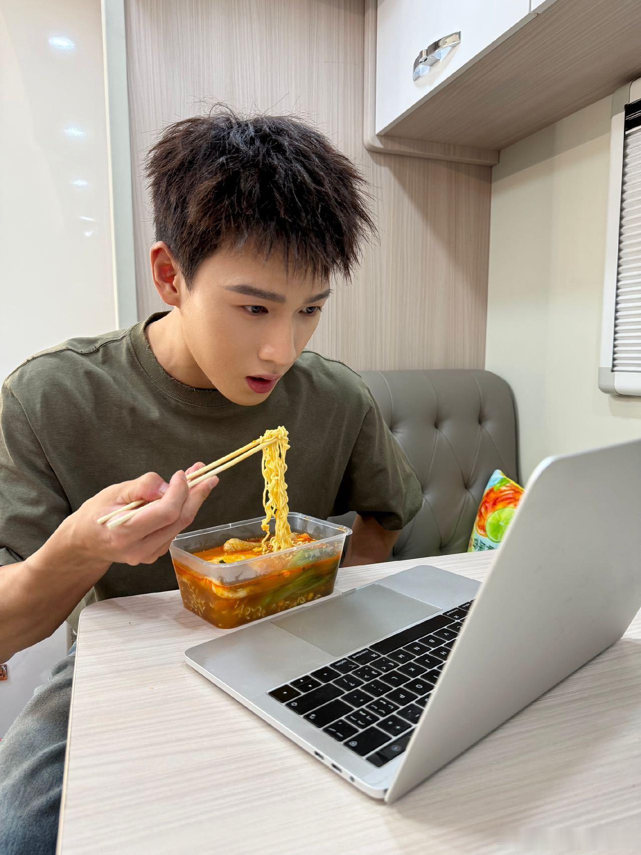 李昀锐看一饭封神吃豪华泡面平时觉得泡面简单对付下就行，看李昀锐这么吃，感觉泡面也