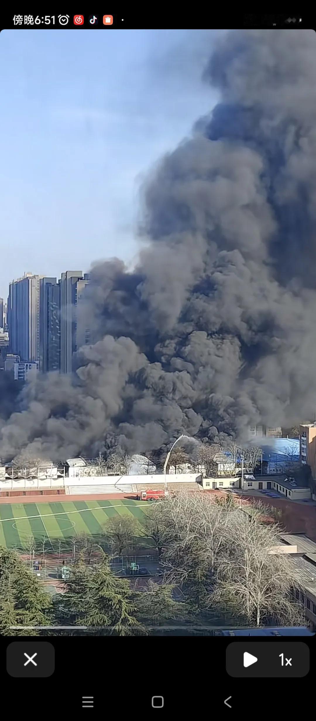 河南郑州鞋城着火了郑州二七区京沙鞋城着火了，来了很多消防员，火势太快