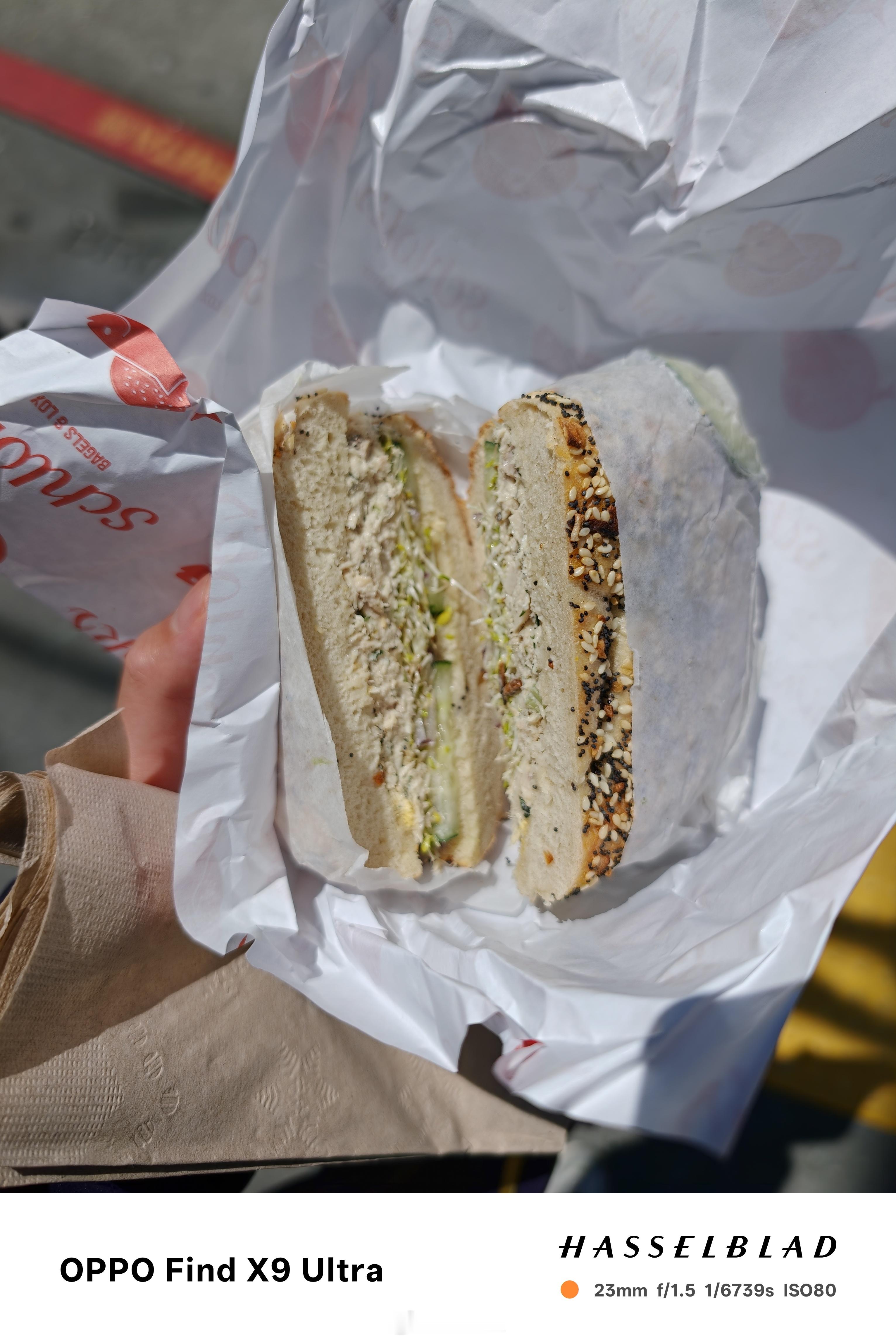 边上一个白人哥们看我在吃面包，问我哪里买的，看着贼好吃！我说千万别买，就跟吃蔬菜