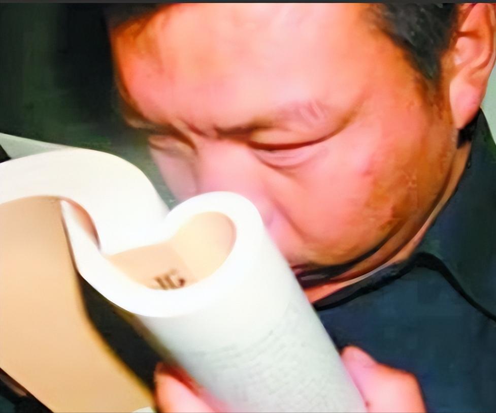 2006年，河南发现一奇人，3000度超高度近视，却能在黑夜中看报纸，央视听说了