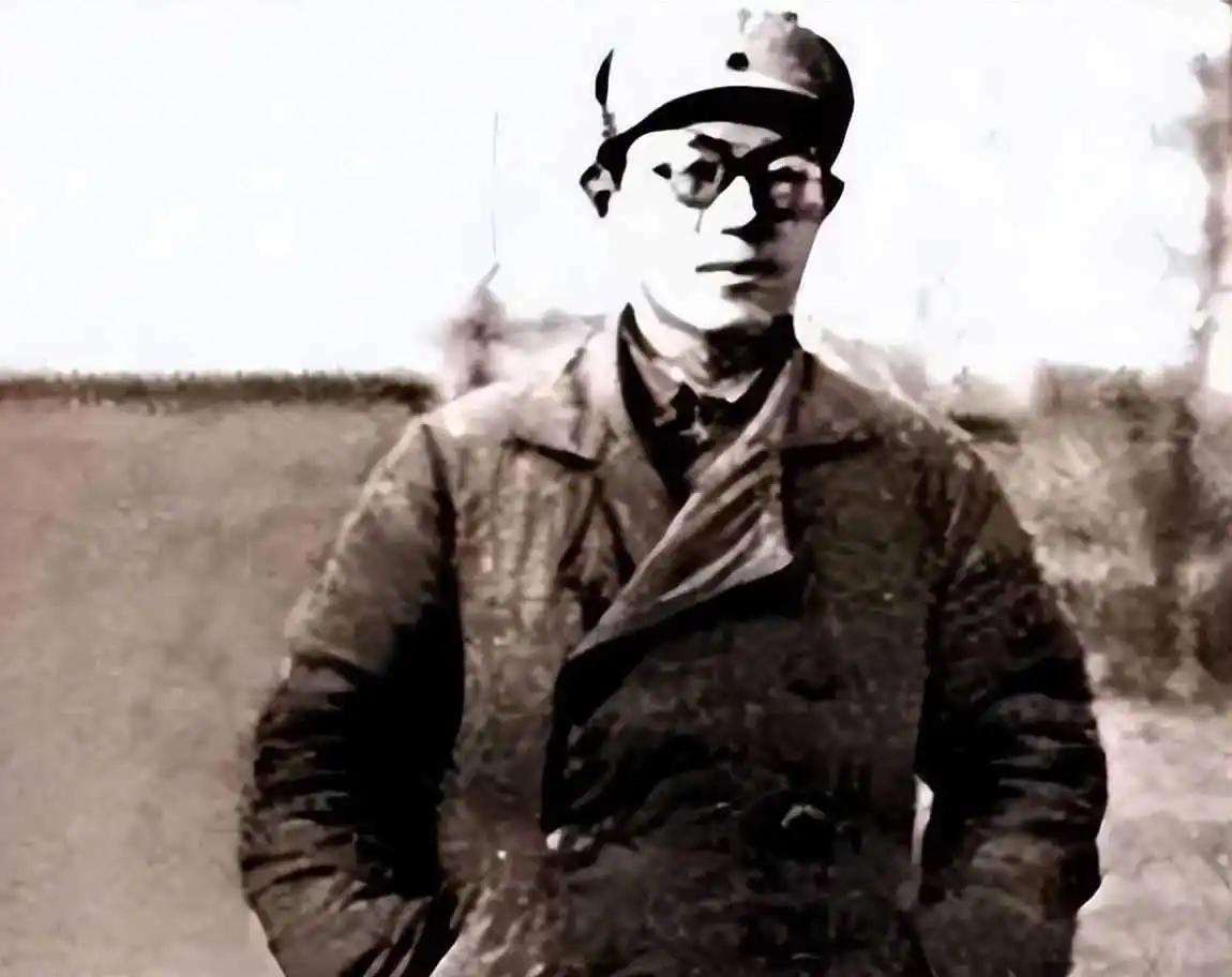 1937年，一名红军干部流落在大西北，靠替地主写对联过活。地主瞧完他的字，放低嗓