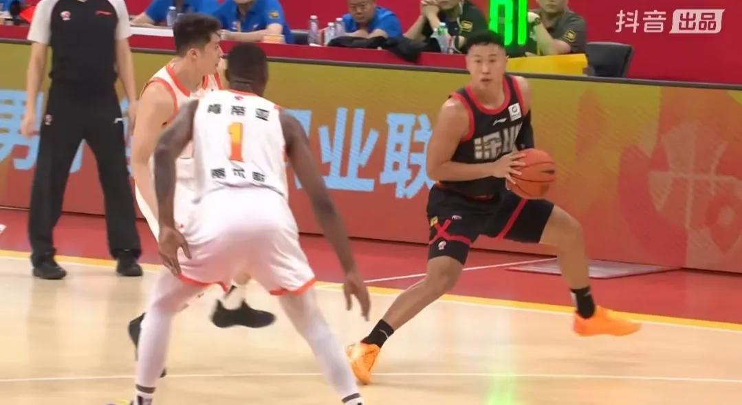 12连胜刷新记录！深圳马可波罗的连胜步伐还在延续，但是尴尬的是，面对弱旅江苏肯帝
