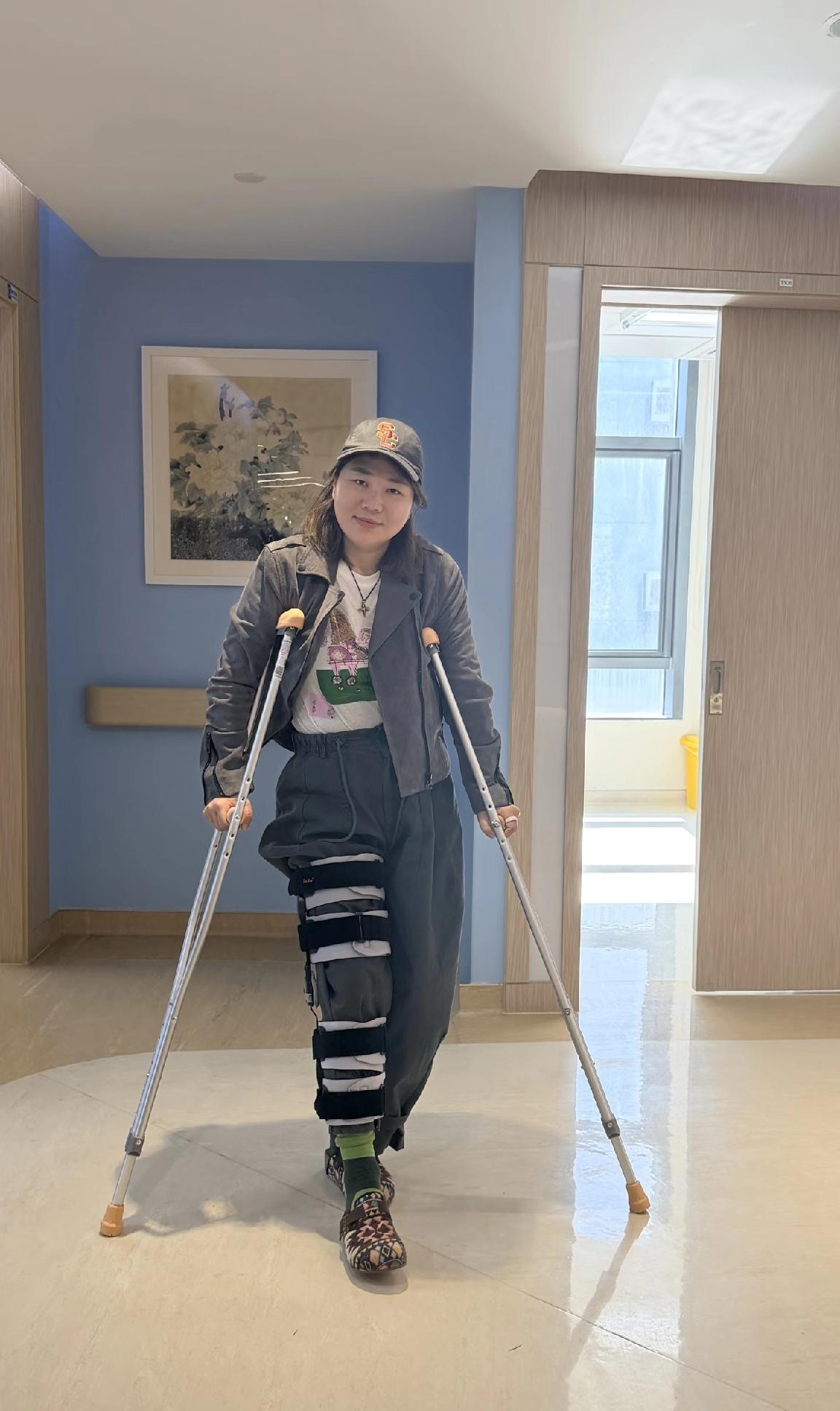 杨天真在美国滑雪，结果成功让自己拄上了拐杖，而且还是要拄6周的拐杖。画面属实有点