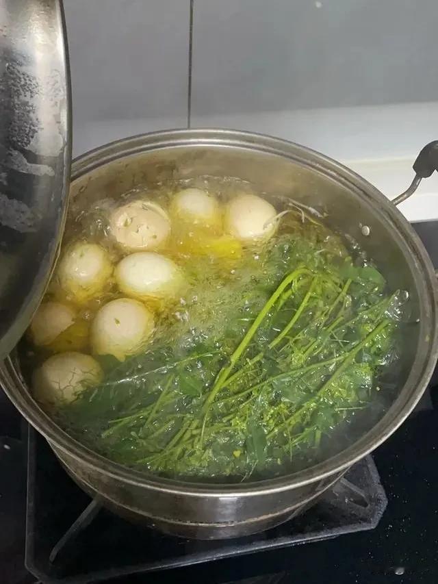 每年三月三，妈妈就会做这些给我们吃，好多年没吃过了，今年又尝到了妈妈的味道。知道