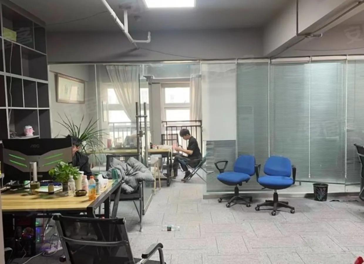 电工想涨1000工资，和老板吵架，最后被踢出了群。人事经理通知他，你被辞退了，明