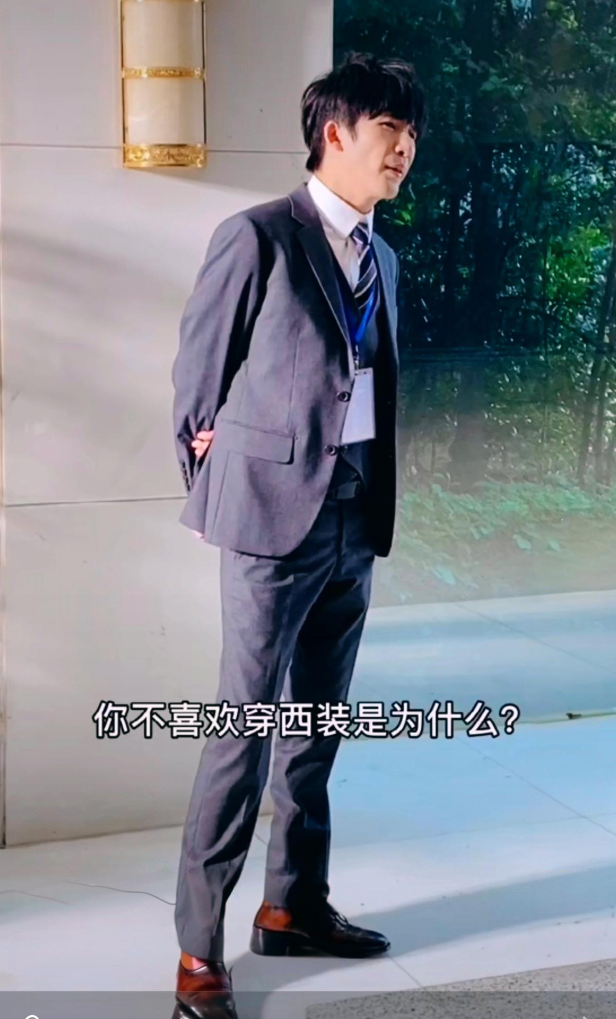 哈哈，要被大张伟笑shi了，没想到他还挺有自知之明！[捂脸哭]终于找到大张伟不