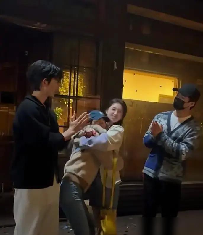 零下3度的雨夜片场！王皓祯抱郭宇欣5秒，居然根本不是演的！你想想那场景，大功