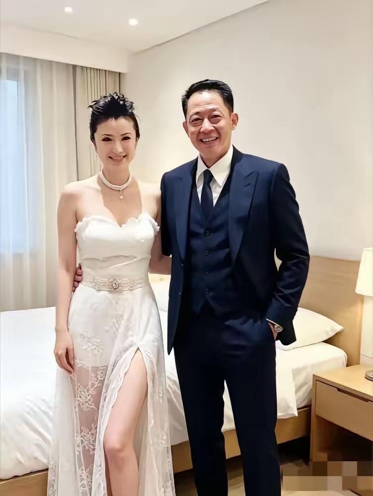 王志文原来不是长得不帅，他是懒得打扮，这么一收拾打扮，穿搭利落，看起来也是帅气十