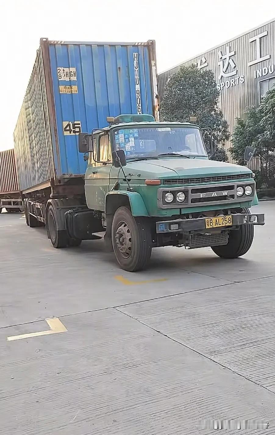 与当下国内生产的牵引卡车相比，这款柳特绿蛤蟆解放牵引车显得特别简陋了。但这款车至