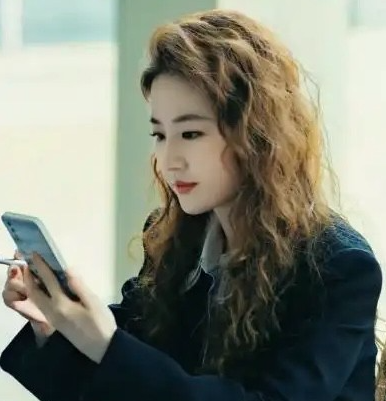 看了关于刘亦菲15万元的假发我彻底的不焦虑自己的白头发了网友说神仙姐姐头发也少