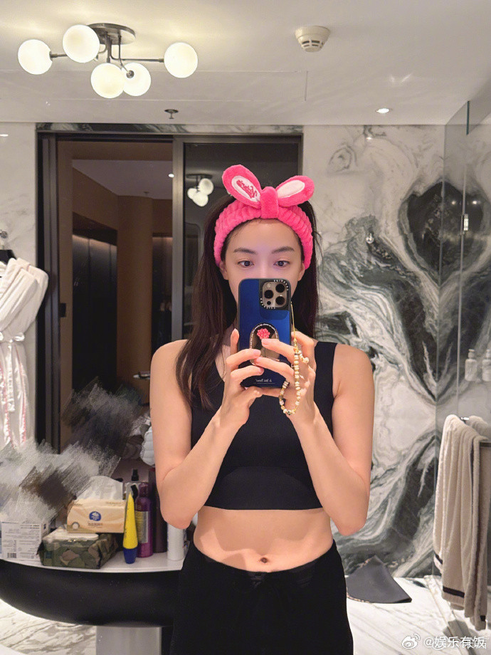 宋茜素颜照分享了居家日常自拍照~姐姐素颜皮肤状态太能打了吧！！今晚要继续支持这