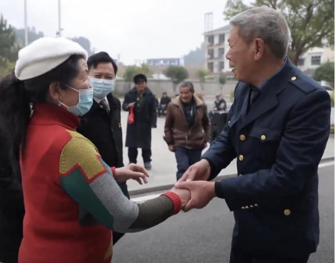 50年前，因误会与初恋分手。2020年，68岁云南阿姨不顾家人反对，上节目寻找初