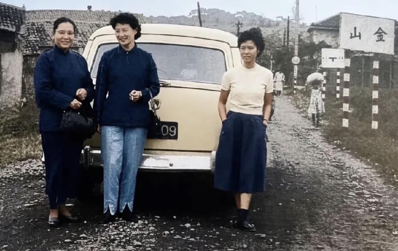 没想到看管张学良的特务队长家属，居然能和赵四小姐同框拍合影！这张1958年10月拍于台北金山的老照片