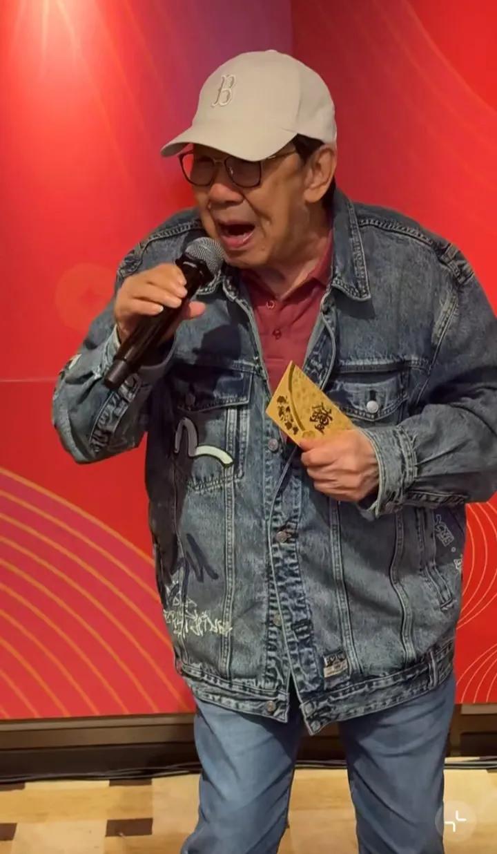 胡枫老爷子状态太好了！演唱会结束后赴宴高歌，嗓音清亮中气十足最近，94岁胡枫在
