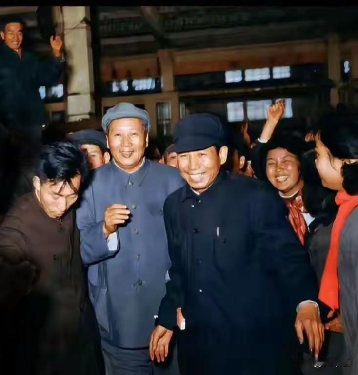 毛主席是世界伟人！他更是中国人民最亲民的领袖。