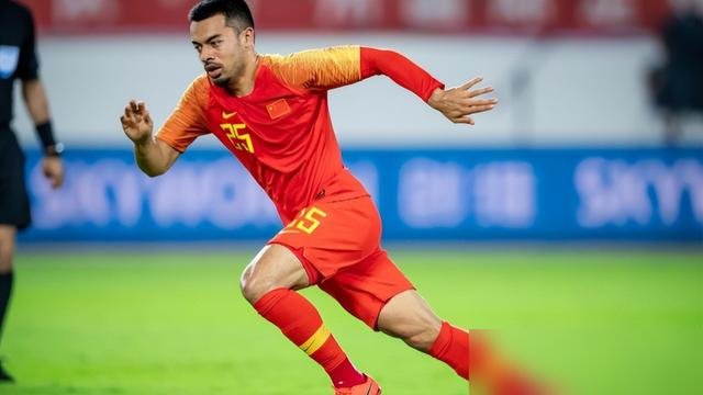 李可又没进国足，连归化名额都凑不齐他一个。不是没能力，是没人敢要。当年亚洲杯前训练迟到，直接被扬科维