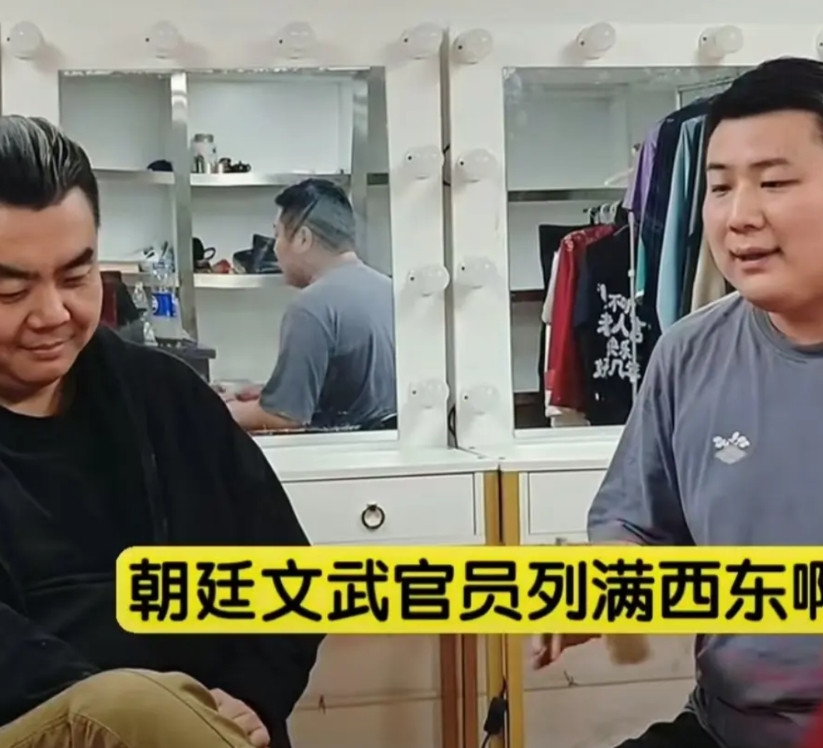 相声演员张伯鑫在教徒弟画扇面，他言到，自己一定努力超过郭德纲，更要把徒弟教的个个