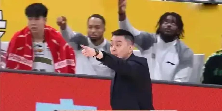 别再吵裁判了。辽宁输广厦32分，是杨鸣下得最精明一步棋。看第一节就懂了。比